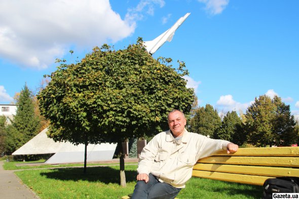 Віктор Савченко, підполковник у відставці. Закінчив Тамбовське вище авіаційне училище льотчиків у 1984 році, за розподіленням потрапив у Полтаву. З 1984 по 2002 рік служив на льотних посадах у 185-го гвардійського авіаційного важкого полку. Пілотував Ту-22М3, брав участь у військових операціях в Афганістані. Звільнився в запас з посади заступника командира полку з льотної підготовки у 2002 році, в якому авіаполк ліквідували, а літаки знищили