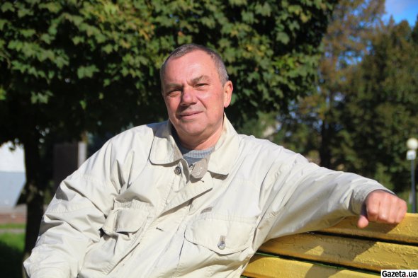 Віктор Савченко, підполковник у відставці. Закінчив Тамбовське вище авіаційне училище льотчиків у 1984 році, за розподіленням потрапив у Полтаву. З 1984 по 2002 рік служив на льотних посадах у 185-го гвардійського ВБАП. Пілотував Ту-22М3, брав участь у військових операціях в Афганістані. Звільнився в запас з посади заступника командира полку з льотної підготовки у 2002 році, в якому авіаполк ліквідували, а літаки знищили