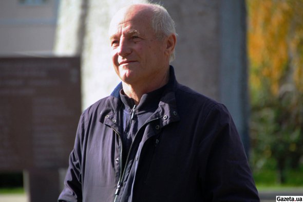 Олександр Сливенко, підполковник у відставці. Уродженець Молдови, з дитинства мріяв стати льотчиком. Після закінчення вищого льотного училища у 1974 році за розподіленням направлений до Полтави у 185-й гвардійський ВБАП, пілотував різноманітні види військових літаків. У 1987-му переведений до 184-го гвардійського ВБАП у Прилуки, де перенавчився на Ту-160. Завершив кар'єру на посаді командира ескадрильї