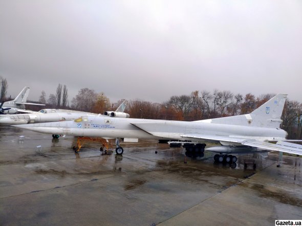 Важкий бомбардувальник Ту-22М3 з макетом ракети Х-22 розміщений в музеї важкої бомбардувальної авіації в Полтаві