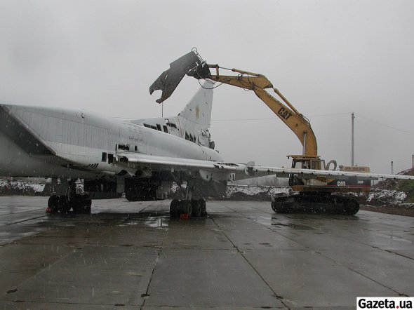 Уничтожение самолета Ту-22М3 на аэродроме в Полтаве 12 ноября 2002 года