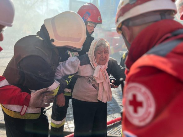В Киеве продолжаются спасательные работы на месте, где произошел взрыв в результате атаки дронами