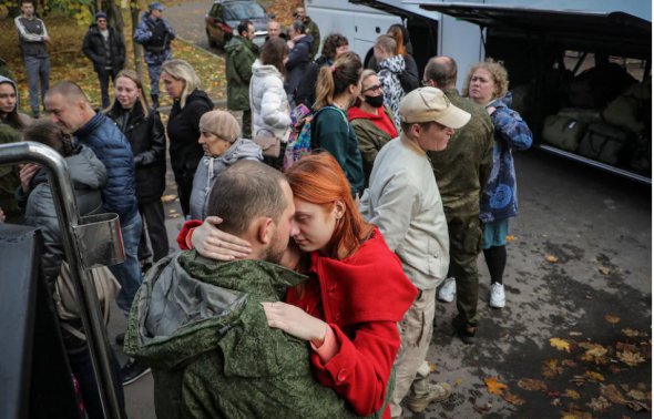 Российские мужчины, призванные воевать в Украине, прощаются с семьями в военкомате в Москве, 7 октября 