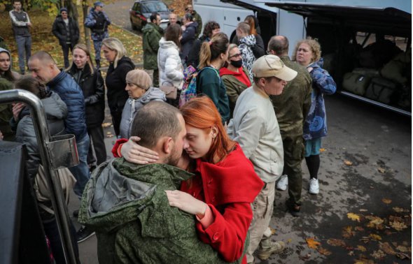 Російські чоловіки, мобілізовані воювати в Україні, прощаються з сім'ями у військкоматі в Москві, 7 жовтня 