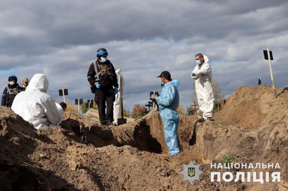 В Лимане продолжается эксгумация тел. В городе обнаружили два массовых захоронения.