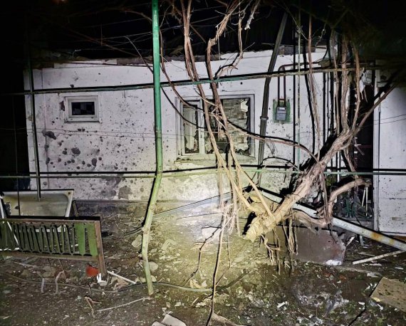 Вночі російські терористи обстріляли з "Градів" і важкої артилерії громади Нікопольського і Марганецького районів. Обстріляли приватні будинки.