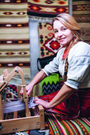 Валентина ТКАЧ, 51 рік, ткаля. Народилася 4 грудня 1970-го в Богуславі на Київщині. Батько Іван Вовкула був директором місцевої фабрики художніх виробів ”Перемога”, мати Марія Михайлівна працювала там ткалею. Здобула спеціальність ”Виховання в дошкільних закладах” у Богуславському педагогічному училищі імені Івана Нечуя-Левицького. 2005 року закінчила Державну академію керівних кадрів культури і мистецтв за спеціальністю ”Образотворче та декоративно-прикладне мистецтво”. Із 1990-х представляє свої вироби на ярмарках і фестивалях. Вони є в Канаді, Сполучених Штатах Америки, Кореї, Іспанії, Італії, Португалії, Норвегії, Великій Британії, Німеччині, Греції, Польщі, Швейцарії, Нідерландах. З 1995 року веде пошук автентичних орнаментів килимів Центральної України. Член Національної спілки майстрів народного мистецтва. Із початком повномасштабної війни волонтерить. Розлучена. Виховала сина й доньку. 29-річний Богдан воює у Збройних силах. Дарина, 27 років, має педагогічну освіту, нині навчається швейної справи. Має двох онуків. Живе в Богуславі