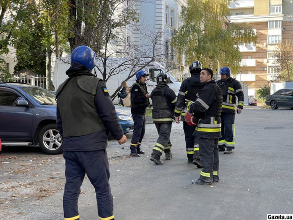 На місці "прильоту" виникла пожежа. Ліквідовувати наслідки обстрілів приїхали рятувальні служби та комунальники