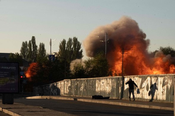 Последствия удара дрона-камикадзе в Киеве. Жертвами атаки стали шесть человек 
