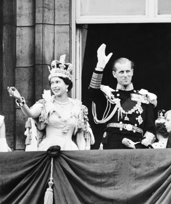 Коронация королевы Елизаветы II. На фото монархиня позирует с мужем принцем Филиппом