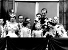 Королева Елизавета II позирует с мужем и детьми