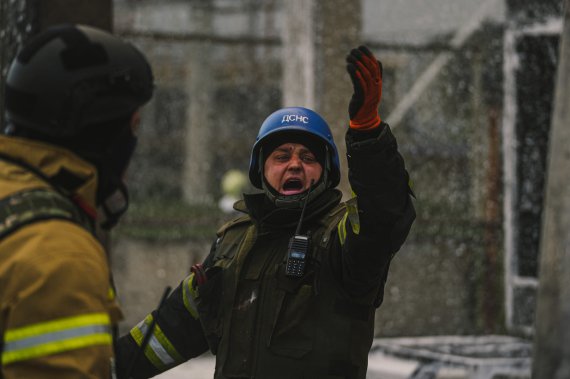 Рятувальники ліквідовують наслідки ворожих обстрілів у Києві. Від російського обстрілу загинули троє людей.