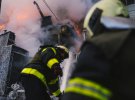 Рятувальники ліквідовують наслідки ворожих обстрілів у Києві. Від російського обстрілу загинули троє людей.