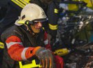 Рятувальники ліквідовують наслідки ворожих обстрілів у Києві. Від російського обстрілу загинули троє людей.