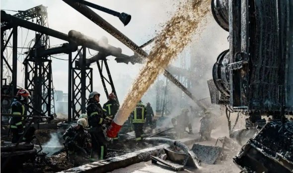 Пожарные тушат пожар на электростанции, пораженной российской ракетой 