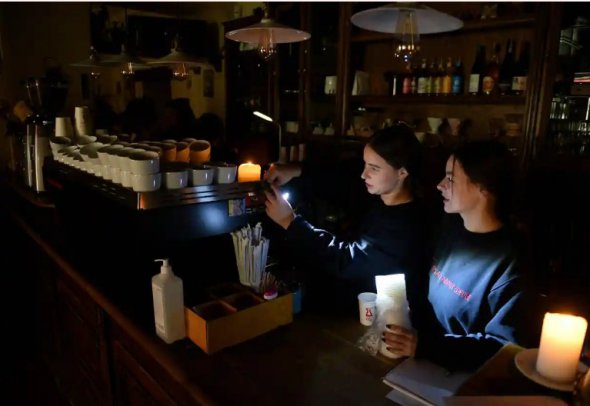 Співробітники готують каву у неосвітленому кафе у Львові 