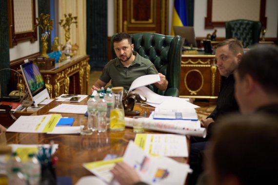 Президент Владимир Зеленский собрал совещание с чиновниками. Обсудили меры по ликвидации последствий в случае выведения из строя энергосистемы Украины.