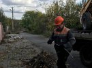 На Харківщині відновлюють електропостачання. На фото – робота у селищі Лісне 