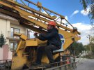 На Харківщині відновлюють електропостачання. На фото – робота у селищі Лісне 