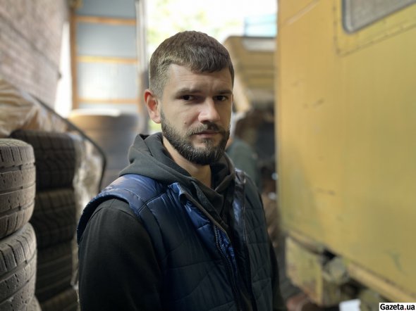 Старший механик проекта Андрей Овчинник утверждает, что тяжелее всего в ремонте подержанных грузовиков - найти необходимые запчасти