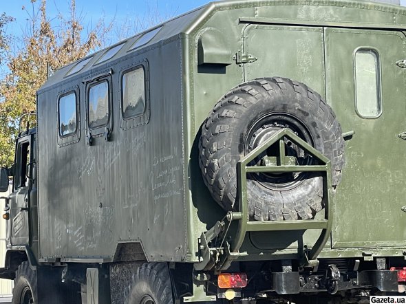 Машини проходять капітальний ремонт. Їх також фарбують та забезпечують необхідним обладнанням 