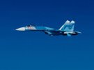 Российский истребитель СУ-27 выпустил ракету вблизи британского самолета.