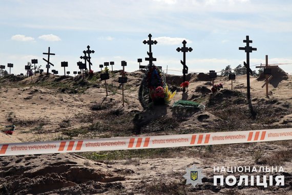 Поліція завершила ексгумацію на місці найбільшого масового поховання у місті Лиман на Донеччині. Правоохоронці виявили тіла 111 цивільних і 35 військових Збройних сил України. Триває ексгумація з одиничних стихійних могил.