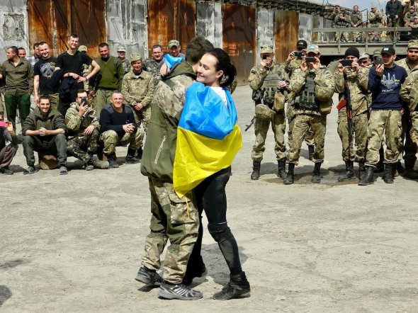 Танець з бійцями - майже завжди так закінчуються виступи Надії на фронті