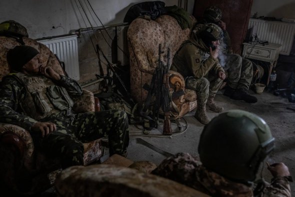 Члены отряда операторов дронов отдыхают во время плохой погоды на передовой возле оккупированного Донецка в четверг 