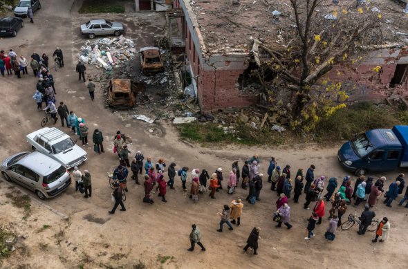В Чернигове люди ждут продовольственной помощи, раздаваемой ООН