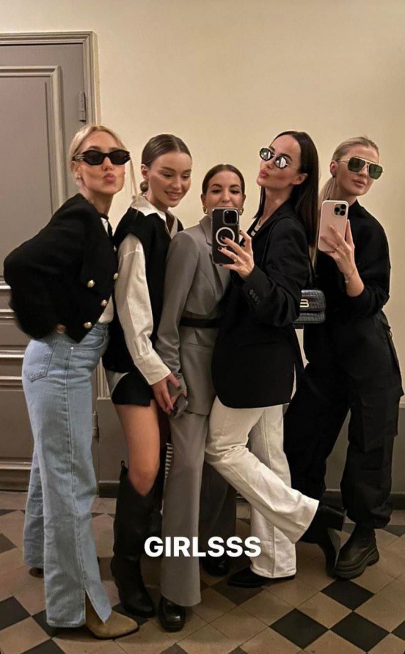 Блогерки Даша Квіткова і Таня Парфільєва разом із зірковими подружками гайнули на відпочинок у Париж