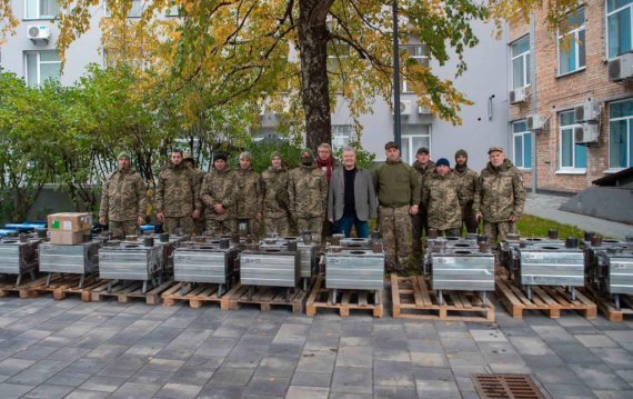 Один из батальонов, воюющий на южном направлении, получил от Фонда Порошенко и волонтеров ОО «Дело громад» генераторы, буржуйки, Старлинк и необходимые для бойцов медикаменты.