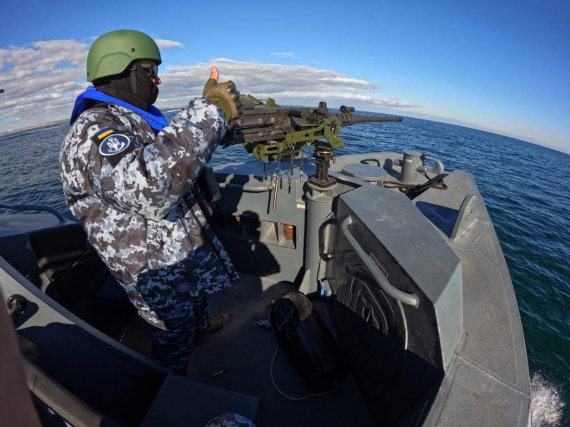 Воїн Військово-морських сил ЗСУ із американским великокаліберним кулеметом Browning.