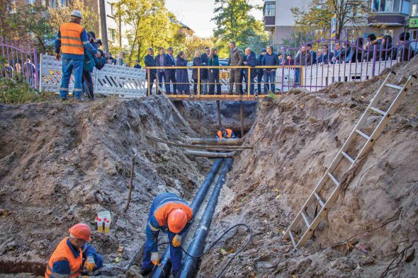 Столичні комунальники ремонтують теплотрасу 6 жовтня. Опалювальний сезон розпочався в Києві 20 жовтня. Найперше тепло подали в лікарні й дитячі садки