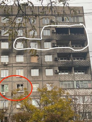 В Мариуполе россияне меняют окна в сожженных квартирах