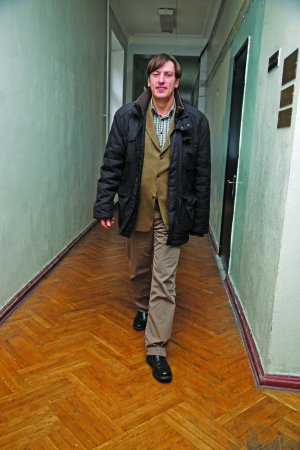 Сергій ДАНИЛОВ, 52 роки, сходознавець. Народився в Житомирі. Батько працював інженером. Мати – товарознавицею. Закінчив географічний факультет Київського університету імені Тараса Шевченка. Спеціальність – ”Економічна й соціальна географія зарубіжних країн, країни Магрибу”. Науковий співробітник Інституту сходознавства імені Агатангела Кримського. Заступник директора Центру близькосхідних досліджень. Має двох дорослих дітей – доньку Софію та сина Івана. Хобі – подорожі Україною
