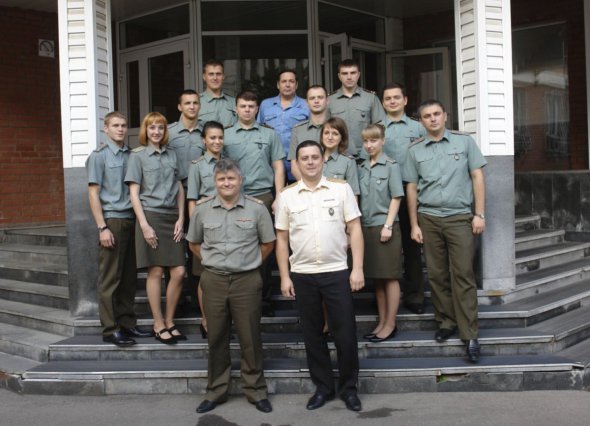 В первом ряду Артём Лубов, крайний справа – Игорь Багнюк.