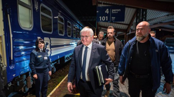 Президент Германии Франк-Вальтер Штайнмайер прибыл по железной дороге в Украину впервые с начала полномасштабной войны, чтобы встретиться с Президентом Владимиром Зеленским и выразить поддержку Украине