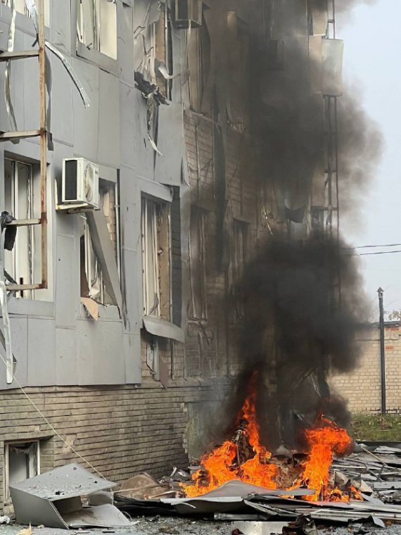 В оккупированном Мелитополе взорвался автомобиль возле бизнес-центра