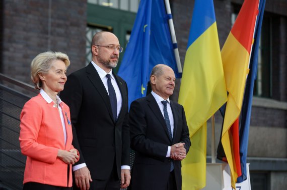 У Берліні 25 жовтня відбулося відкриття Міжнародної експертної конференції щодо відновлення, відбудови й модернізації України. (Зліва) на фото – президентка Єврокомісії Урсула фон дер Ляєн, прем'єр-міністр України Денис Шмигаль і канцлер ФРН Олаф Шольц