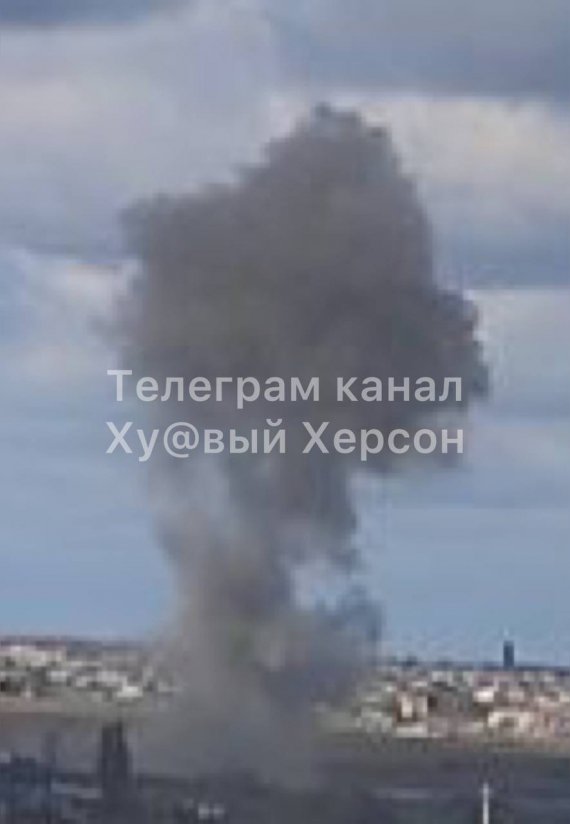 У тимчасово захопленому Херсоні на російському полігоні прогриміли потужні вибухи вдень 26 жовтня