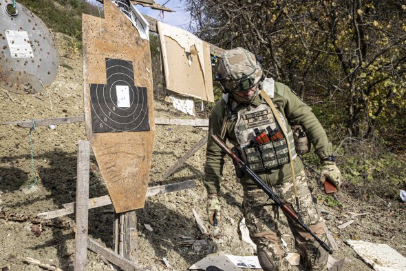 Добровольці загону «Обухів» на навчаннях під Києвом. Українська армія проходить постійну бойову підготовку 