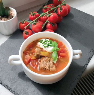 Після приготування гуляшевий суп настоюють пів години. До столу подають зі свіжими томатами чи квашеною капустою. Може бути першою і основною стравою