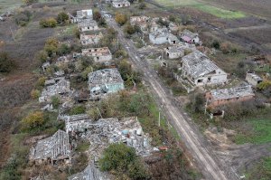 Повністю зруйновану вулицю в селі Кам’янка на Харківщині сфотографували з неба 23 жовтня. Після окупації російськими військами тут не лишилося жодного вцілілого будинку. До війни в селі жили 1200 осіб, зараз — близько 10. Частина людей виїхала, частину — вивезли примусово, багато — померли. Когось убили росіяни, решта не пережили голоду. Їхні тіла знаходять у підвалах