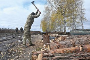 Військовослужбовець Національної гвардії України рубає дрова неподалік своїх позицій на півночі Харківщини, 21 жовтня. За два місяці осені воїни вибили російських загарбників із понад 550 місцевих сіл і міст. Область поступово відновлюється після окупації. Де неможливо швидко налагодити електропостачання, створюють резерв обладнання та палива для обігріву. Людям роздають одяг, харчі й ліки