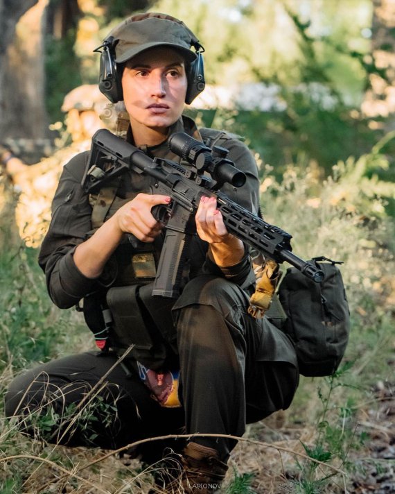 Офицерша и снайперша Евгения Эмеральд, недавно обручившаяся с военным на передовой, объявила о беременности