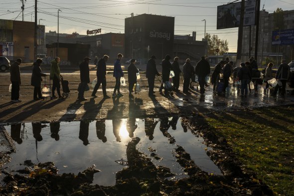 Люди в черзі за питною водою в Миколаєві 