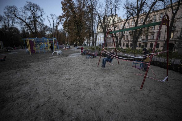 Відремонтований дитячий майданчик у центрі Києва, пошкоджений російською атакою 