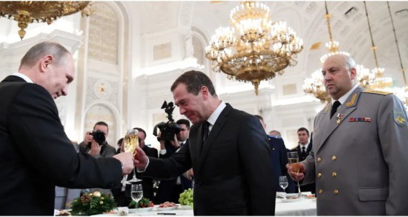 Путин с тогдашним премьером Дмитрием Медведевым и Сергеем Суровикиным в 2017 году 
