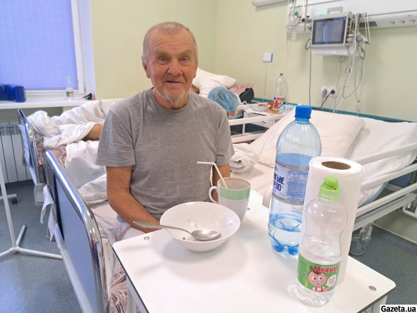 Пацієнт 71-річний Віктор Котляр потрапив до відділення на другу добу після інсульту, бо спочатку не надав належної уваги симптомам недуги. Та спеціалізована медична допомога мультидисциплінарної команди дала хороший результат: чоловік почувається значно краще та швидко відновлюється
